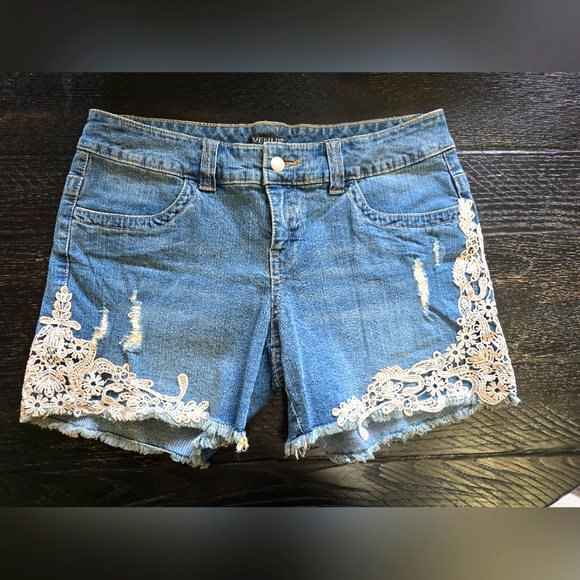 VENUS Pants - VENUS - LACE JEAN SHORTS WITH STRETCH Size 10